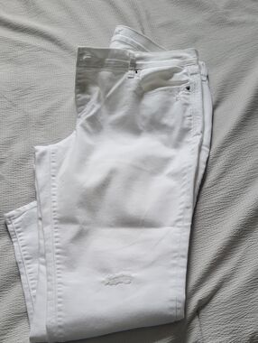 Old Navy White Capris— Clean Stretch Denim